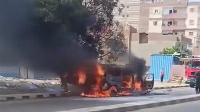 النار وصلت السما.. اندلاع حريق هائل في ميكروباص داخل موقف العجيزي بطنطا