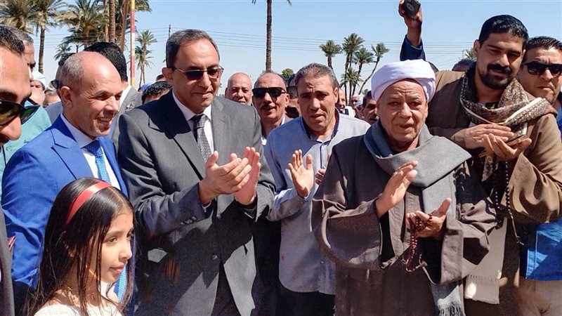محافظ قنا