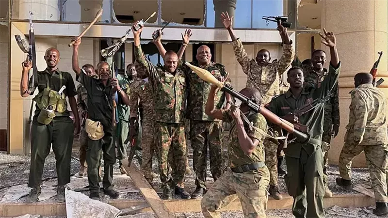 جنود سودانيون يحتفلون