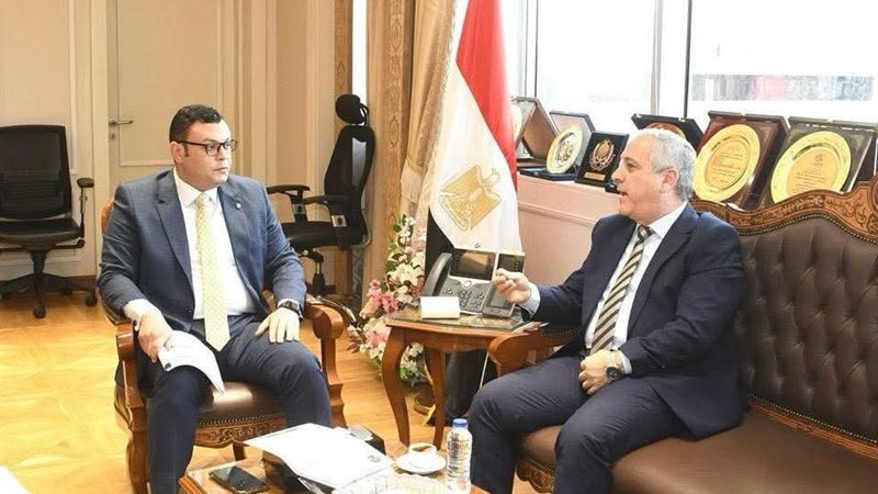 وزير الإسكان مع الشوربجي