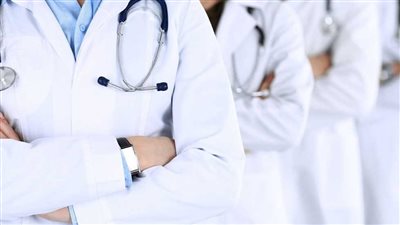 خلال رحلته من مصر إلى الخليج..طبيب مصري يكشف الفرق بين المهنة والخدمة