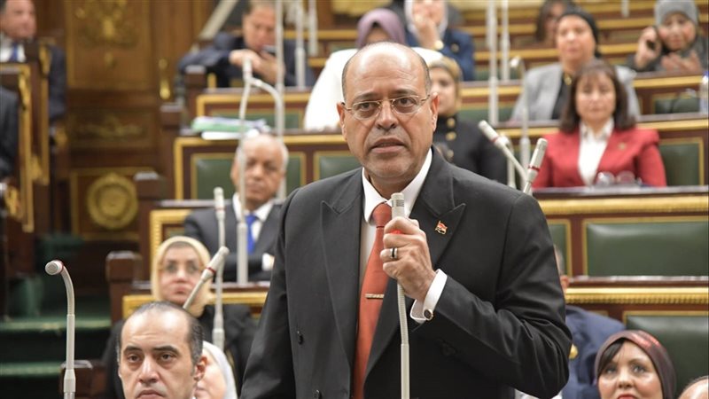وزير العمل أثناء