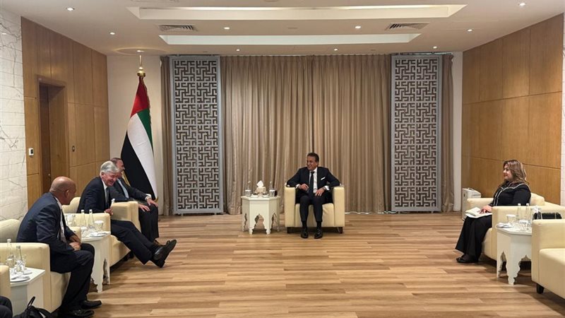 وزير الصحة مع احد