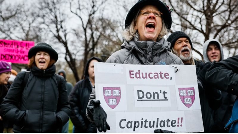 متظاهرون بجامعة هارفارد