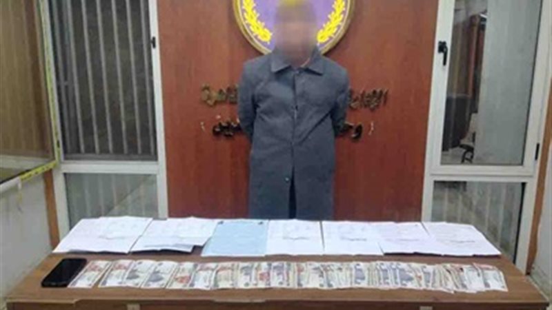 المتهم وأمامه المضبوطات