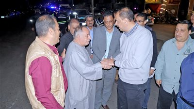 خلال متابعة أعمال الرصف.. محافظ سوهاج يسأل المواطنين عن شكواهم |صور