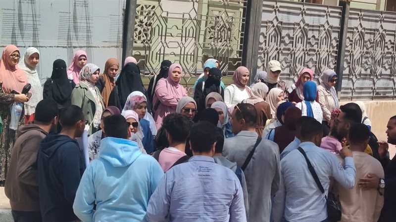 وقفة أوائل الخريجين