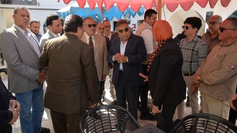 محافظ الدقهلية أثناء