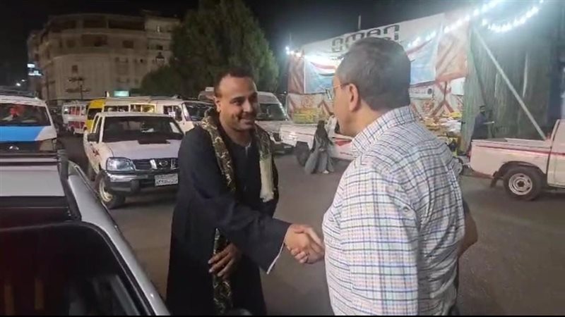 محافظ قنا مع سائق