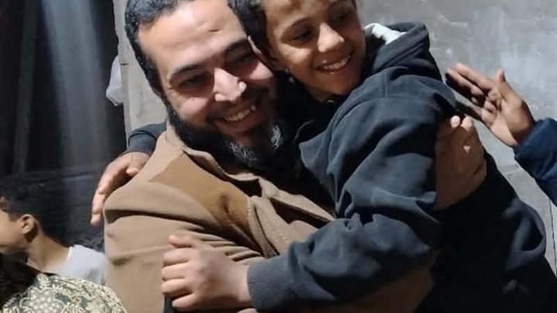 الطفل فى أحضان والده