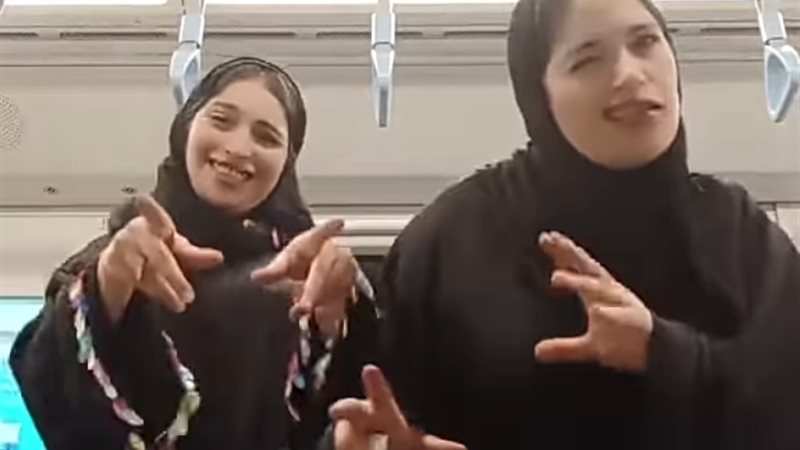 رقص فتاتين