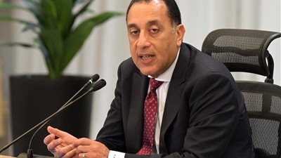 رئيس الوزراء يحسم الجدل.. أول تعليق للحكومة عن ملف هجرة الأطباء