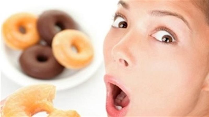 تناول الحلوى