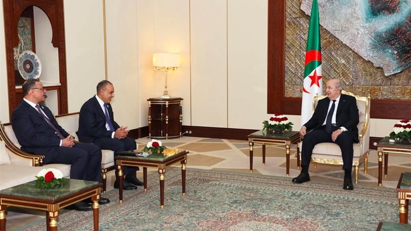 وزير الخارجية مع
