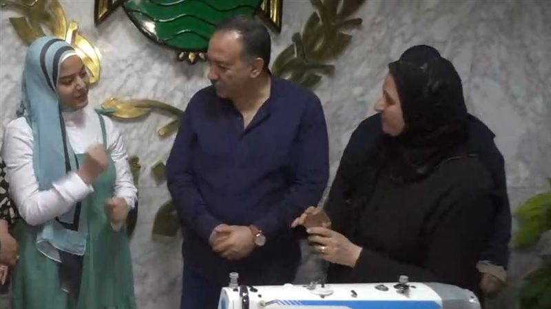 لحظة تسليم الطالبة