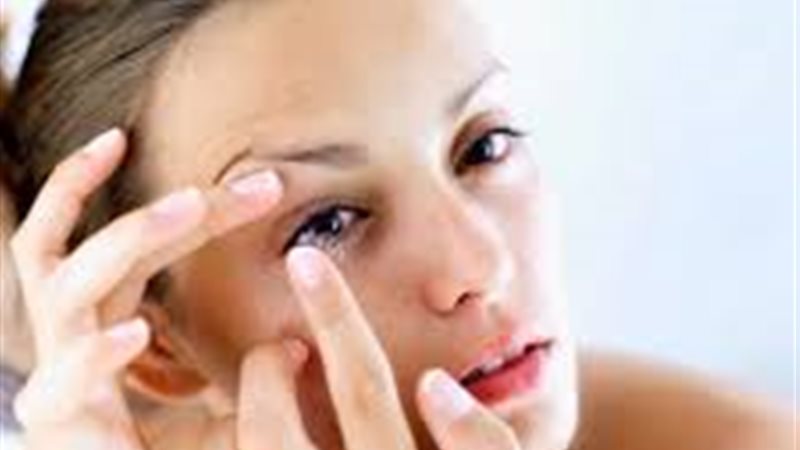 خطورة الاستحمام بالعدسات