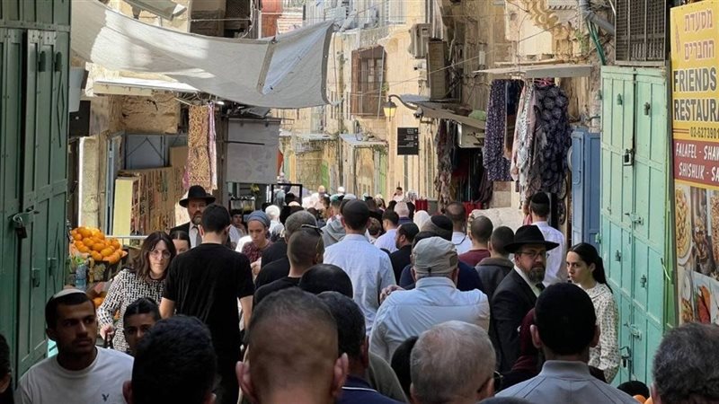 توافد آلاف المصلين