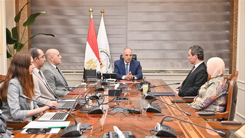 وزير الري في اجتماع