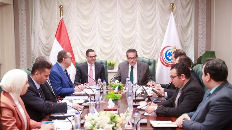 وزير الصحة مع احد