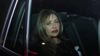 بينهم ليلي علوي وخالد يوسف.. نجوم الوسط الفني يتوافدون على عزاء سليمان عيد 