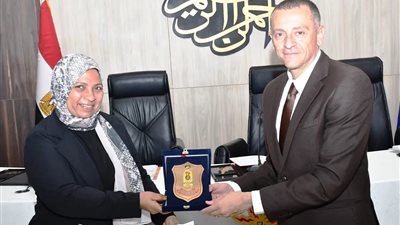محافظ أسوان يكرم الأمهات المثاليات والفائزين فى مسابقة التميز الحكومى