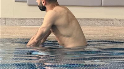 عودة مرتقبة للملاعب.. صلاح يرفع نسق الاستعداد بـ«سباحة وتمارين بدنية»