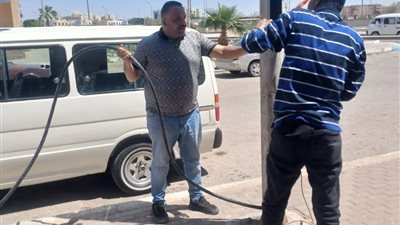 استمرار أعمال صيانة أعمدة الإنارة بحي عتاقة في السويس