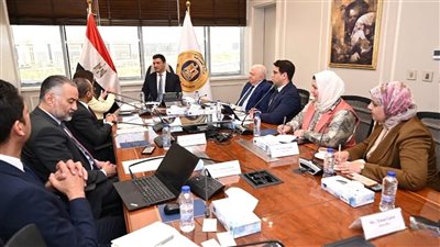 وزير الصناعة: الدولة تتبنى استراتيجية لتقليل الاعتماد على الوقود التقليدي