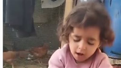 طفلة صغيرة تغسل الملابس وتغني لغزة.. براءة تصنع من الألم صوتا للحياة 