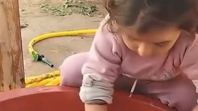 «يا غزة نوارة».. طفلة فلسطينية تغسل الملابس وتردد كلمات مؤثرة من قلب المعاناة