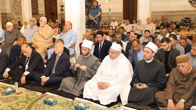 وزير الأوقاف ومحافظ القاهرة ونقيب الأشراف يؤدون صلاة الجمعة بمسجد السيدة نفيسة