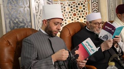 الأزهري يشهد ختام قراءة «تاج العروس» ويُجيز الحاضرين بسند متصل لابن عطاء الله