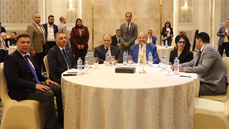 جانب من المائدة المستديرة