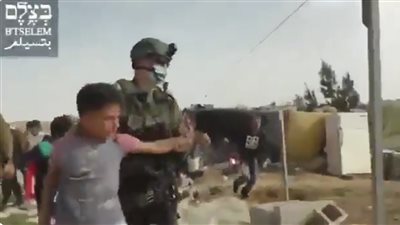 طفولة في قبضة الاحتلال.. مشهد اعتقال 5 أطفال فلسطينيين بسبب نباتات برية يهزّ القلوب
