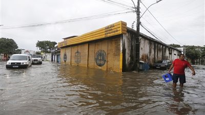 الأمطار الغزيرة تضرب البرازيل وكينيا.. خسائر بشرية وتواصل عمليات الإنقاذ