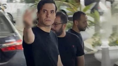 بعد توجيه إشارة غير لائقة لهم.. بلاغ رسمي من محامي الصحفيين ضد أمير عيد