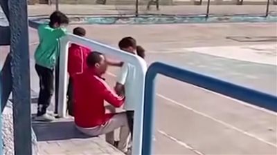 أب يعتدي على نجله أثناء الرؤية والأم توثق اللحظة وسط تدخل الحاضرين|شاهد 