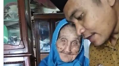 شاب يعتني بأمه 122 عاما ويتخلى عن الزواج من أجلها: برّ الأم أهم من تضحية العمر