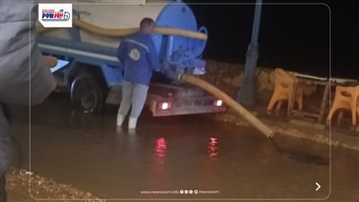 لشدة الرياح.. مياه بحيرة قارون تندفع للطريق العام ومركز إبشواي يتحرك لكسحها