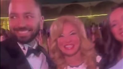  هالة سرحان تحتضن نور عمرو أديب في حفل زفاف زياد الدمّاطي 