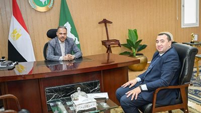 للتهنئة بمنصبه.. محافظ الشرقية يستقبل السكرتير العام المساعد الجديد بمكتبه