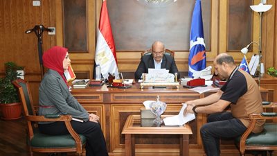 محافظ السويس يستقبل مواطنًا داخل مكتبه لبحث شكواه      