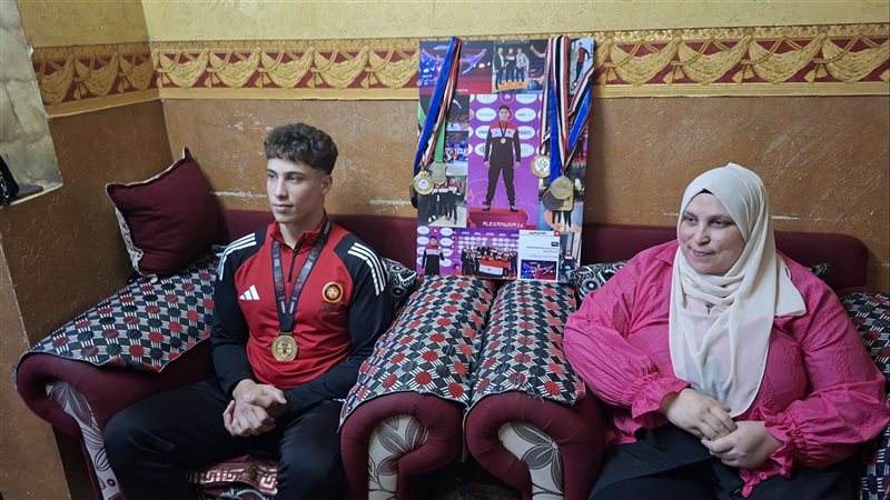 البطل ووالدته