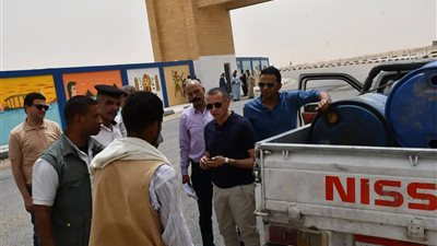 محافظ أسوان يرصد سيارة تحمل براميل معبأة بالسولار بمدخل إدفو ويتحفظ عليها