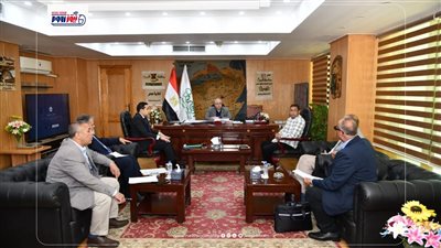 محافظ الفيوم يناقش مع 