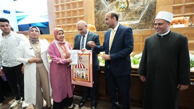 محافظ أسيوط يسلم تأشيرات السفر وملابس الإحرام لعدد من حجاج الجمعيات الأهلية 