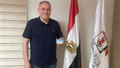 أسامة حسني يوقع إقرار الالتزام بميثاق الشرف الإعلامي بالنقابة