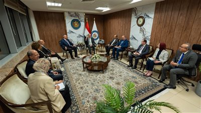 وزير البترول يبحث مع 