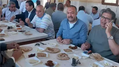 تضامنا مع تلميذة.. احتفالية المعلمين بأطباق الفول والعيش بإحدى مدارس بني سويف