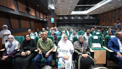لحظة انتظار تنتهي بالفرح.. تسليم تأشيرات حج الجمعيات بأسيوط